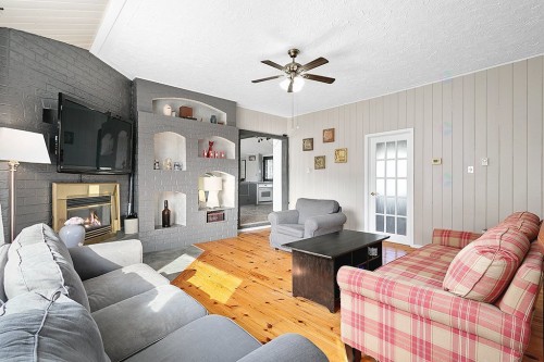 Salon - 127 Ch. Alie, Gracefield, QC - Indoor Photo Showing Living Room With Fireplace