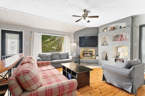 Salon - 127 Ch. Alie, Gracefield, QC - Indoor Photo Showing Living Room With Fireplace