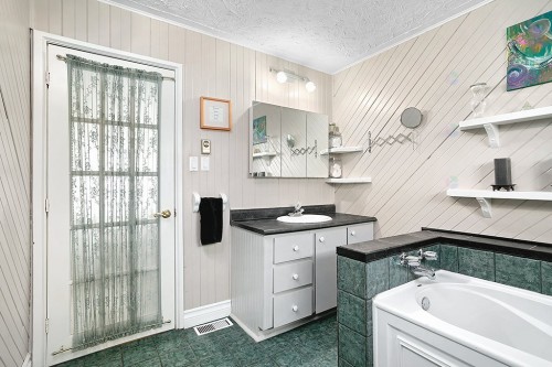 Salle de bains - 127 Ch. Alie, Gracefield, QC - Indoor Photo Showing Bathroom