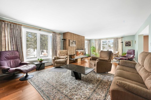 Salon - 92 Rue Ste-Thérèse, Saint-Jean-Sur-Richelieu, QC - Indoor Photo Showing Living Room