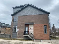 221 Av. Mason  Pointe-Claire, QC H9R 0E6