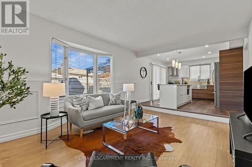 23 Ricardo Court, Hamilton, ON - Indoor Photo Showing Living Room