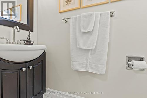 23 Ricardo Court, Hamilton, ON - Indoor Photo Showing Bathroom