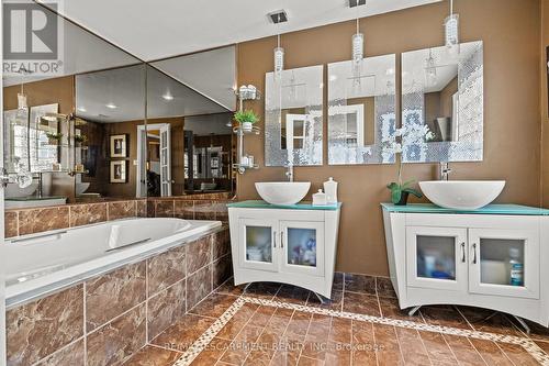 23 Ricardo Court, Hamilton, ON - Indoor Photo Showing Bathroom