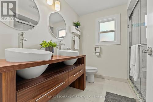 23 Ricardo Court, Hamilton, ON - Indoor Photo Showing Bathroom