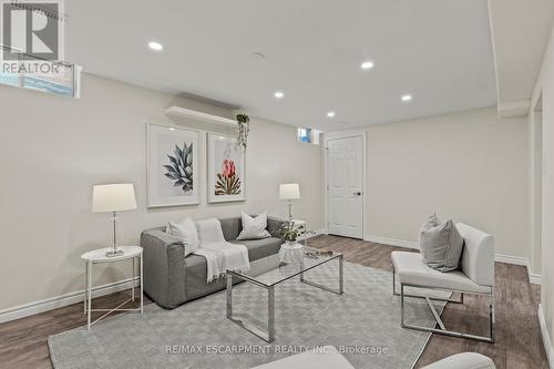 23 Ricardo Court, Hamilton, ON - Indoor Photo Showing Living Room