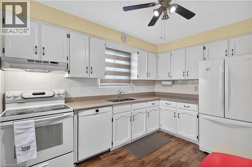 3130 Driftwood Drive, Burlington, ON - Indoor Photo Showing Kitchen With Double Sink