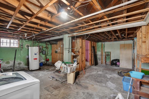 Rangement - 153 Av. De Spartan Crescent, Pointe-Claire, QC - Indoor Photo Showing Basement