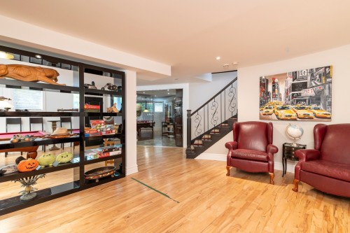 Salon - 9 Place D'Harques, Lorraine, QC - Indoor