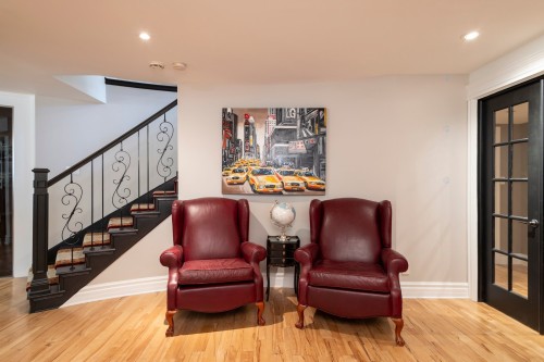 Salon - 9 Place D'Harques, Lorraine, QC - Indoor