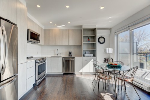 Dining Room - 410-145 Boul. Bouchard, Dorval, QC - Indoor Photo Showing Kitchen With Upgraded Kitchen