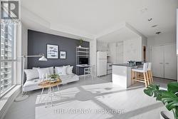 3313 - 208 QUEENS QUAY W Toronto, ON M5J 2Y5