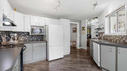 7-1225 Brookside Avenue, Kelowna, BC - Indoor Photo Showing Kitchen