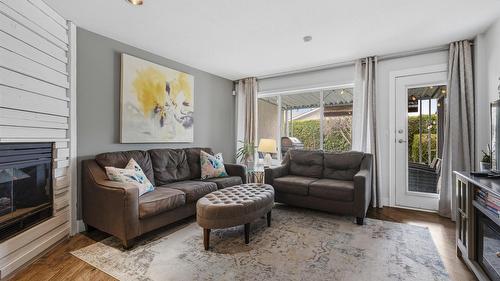 7-1225 Brookside Avenue, Kelowna, BC - Indoor Photo Showing Living Room With Fireplace
