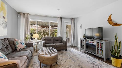 7-1225 Brookside Avenue, Kelowna, BC - Indoor Photo Showing Living Room