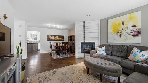 7-1225 Brookside Avenue, Kelowna, BC - Indoor Photo Showing Living Room