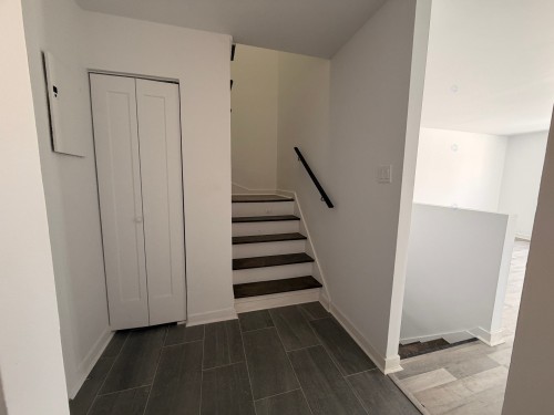 Hall d'entrée/Vestibule - 323 Rue Hurteau, Dollard-Des-Ormeaux, QC - Indoor Photo Showing Other Room
