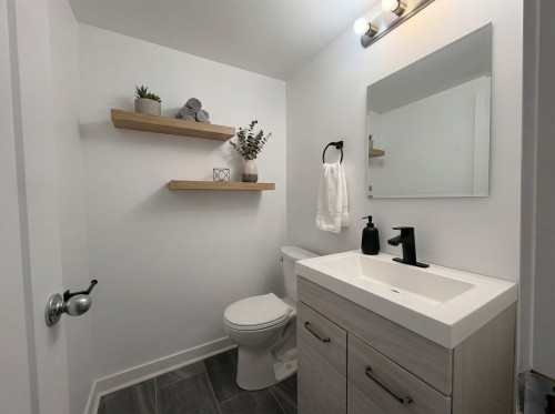 Powder room - 4783 Rue Arthur, Dollard-Des-Ormeaux, QC - Indoor Photo Showing Bathroom