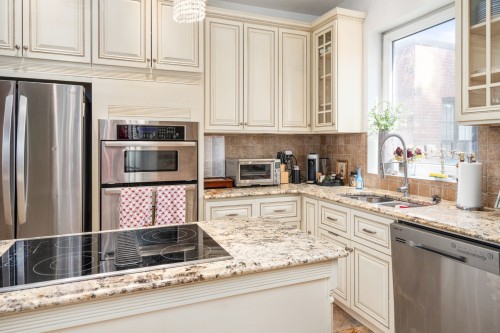 Cuisine - 4732 Av. Victoria, Montréal (Côte-Des-Neiges/Notre-Dame-De-Grâce), QC - Indoor Photo Showing Kitchen With Double Sink With Upgraded Kitchen