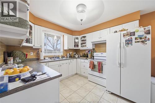 10682 Keating Crescent, Windsor, ON - Indoor Photo Showing Kitchen With Double Sink