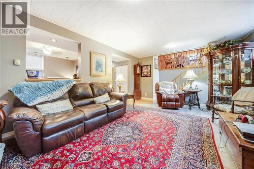 10682 Keating Crescent, Windsor, ON - Indoor Photo Showing Living Room