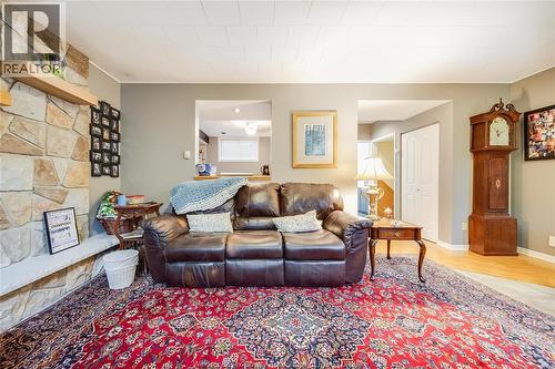 10682 Keating Crescent, Windsor, ON - Indoor Photo Showing Living Room