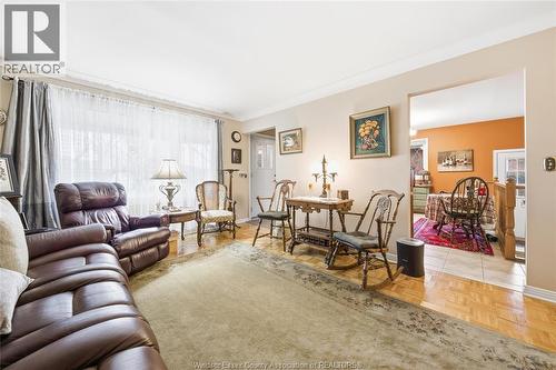10682 Keating Crescent, Windsor, ON - Indoor Photo Showing Living Room