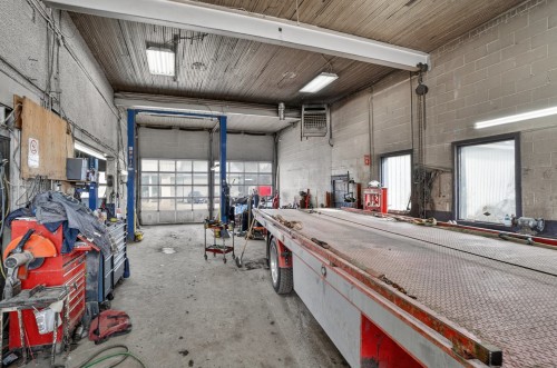 Commerce - 975  - 979 Rue St-Isidore, Saint-Lin/Laurentides, QC - Indoor Photo Showing Garage