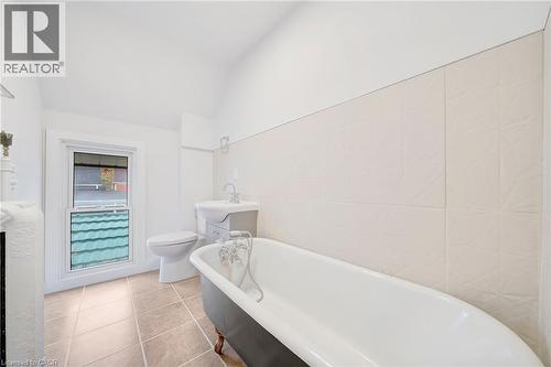 115 West Main Street, Welland, ON - Indoor Photo Showing Bathroom