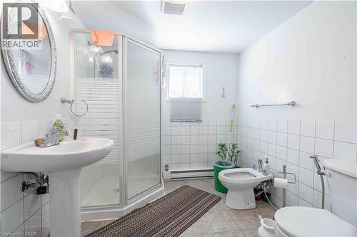 20 Milton Avenue, Hamilton, ON - Indoor Photo Showing Bathroom