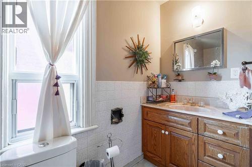 20 Milton Avenue, Hamilton, ON - Indoor Photo Showing Bathroom