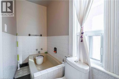 20 Milton Avenue, Hamilton, ON - Indoor Photo Showing Bathroom
