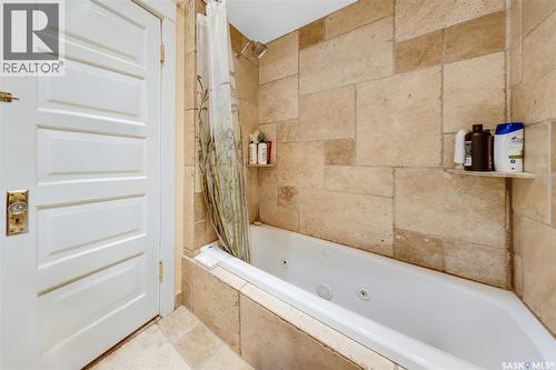 518 12Th Street E, Saskatoon, SK - Indoor Photo Showing Bathroom