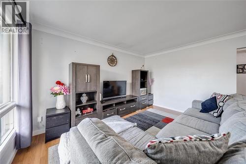 2340 George Avenue, Windsor, ON - Indoor Photo Showing Living Room