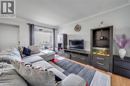 2340 George Avenue, Windsor, ON - Indoor Photo Showing Living Room