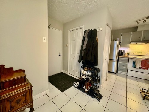 Hall d'entrée/Vestibule - 401-45 Rue Beauséjour, La Prairie, QC - Indoor Photo Showing Kitchen