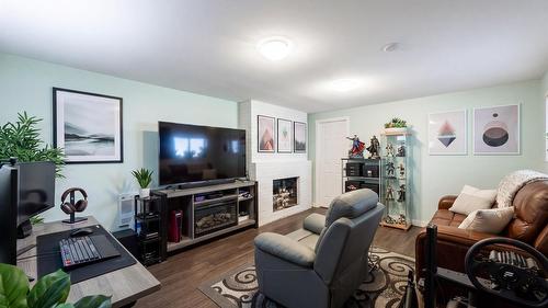 2768 Valleyview Drive, Kamloops, BC - Indoor Photo Showing Living Room