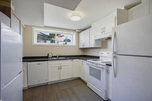 2768 Valleyview Drive, Kamloops, BC - Indoor Photo Showing Kitchen With Double Sink