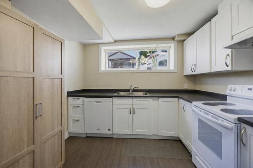 2768 Valleyview Drive, Kamloops, BC - Indoor Photo Showing Kitchen With Double Sink