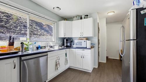 2768 Valleyview Drive, Kamloops, BC - Indoor Photo Showing Kitchen