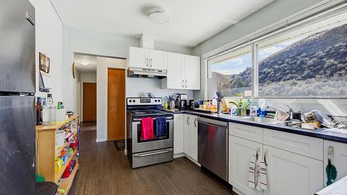 2768 Valleyview Drive, Kamloops, BC - Indoor Photo Showing Kitchen With Stainless Steel Kitchen With Double Sink