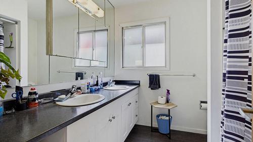 2768 Valleyview Drive, Kamloops, BC - Indoor Photo Showing Bathroom