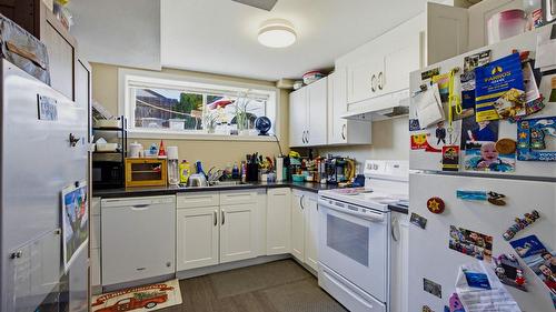 2768 Valleyview Drive, Kamloops, BC - Indoor Photo Showing Kitchen With Double Sink