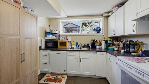 2768 Valleyview Drive, Kamloops, BC - Indoor Photo Showing Kitchen With Double Sink