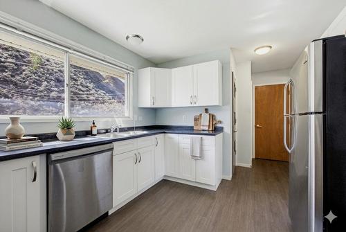 2768 Valleyview Drive, Kamloops, BC - Indoor Photo Showing Kitchen