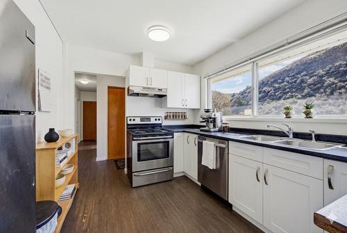 2768 Valleyview Drive, Kamloops, BC - Indoor Photo Showing Kitchen With Stainless Steel Kitchen With Double Sink