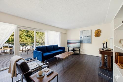 2768 Valleyview Drive, Kamloops, BC - Indoor Photo Showing Living Room