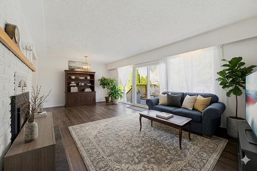 2768 Valleyview Drive, Kamloops, BC - Indoor Photo Showing Living Room