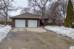 15 Harewood CL  Winnipeg, MB R2G 3L7