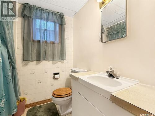 880 3Rd Avenue Ne, Swift Current, SK - Indoor Photo Showing Bathroom